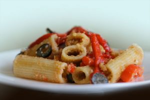 Empty the fridge - Pasta-met croutons en paprika