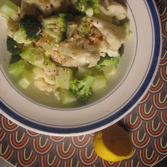 Empty the fridge - Brocolli bloemkool salade met citroen soya dressing