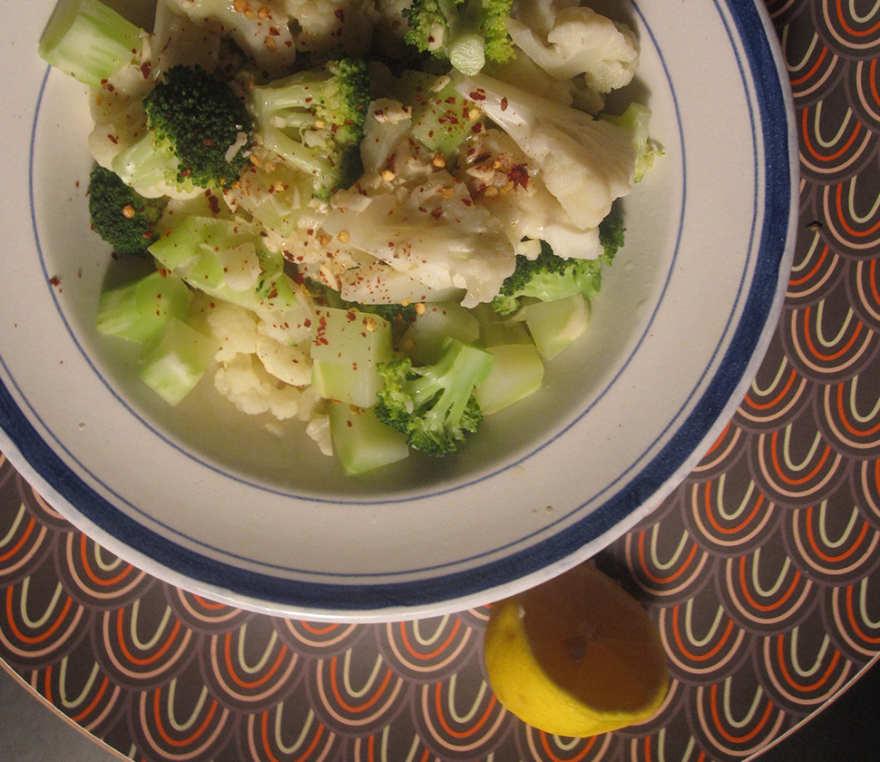 Empty the fridge - Brocolli bloemkool salade met citroen soya dressing