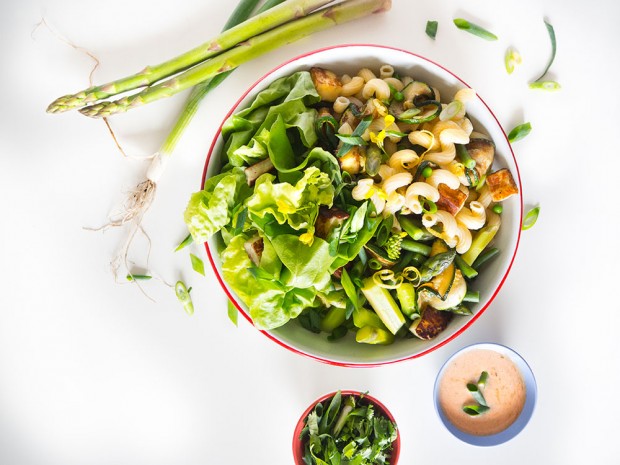 Empty the Fridge - Lente pastasalade met groene groenten en tahini